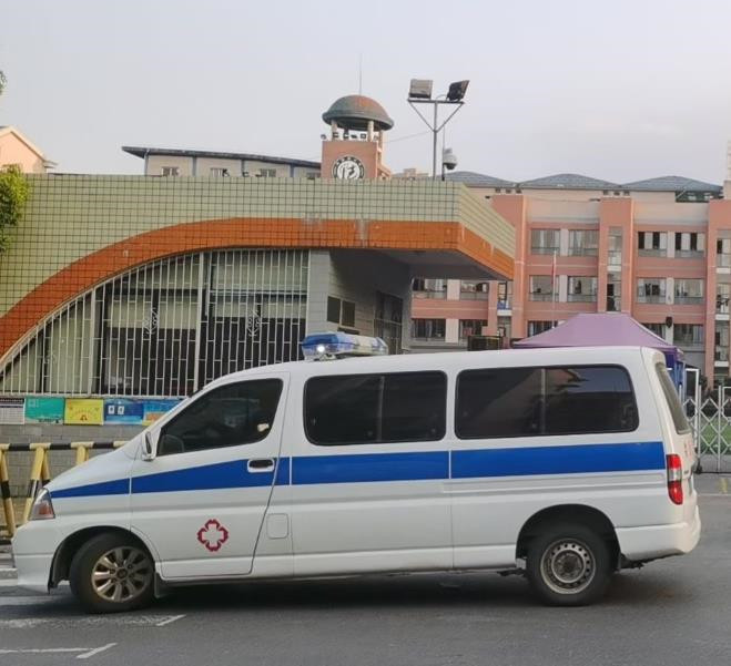 爱辉救护车出租护送骨折病人一公里多少钱